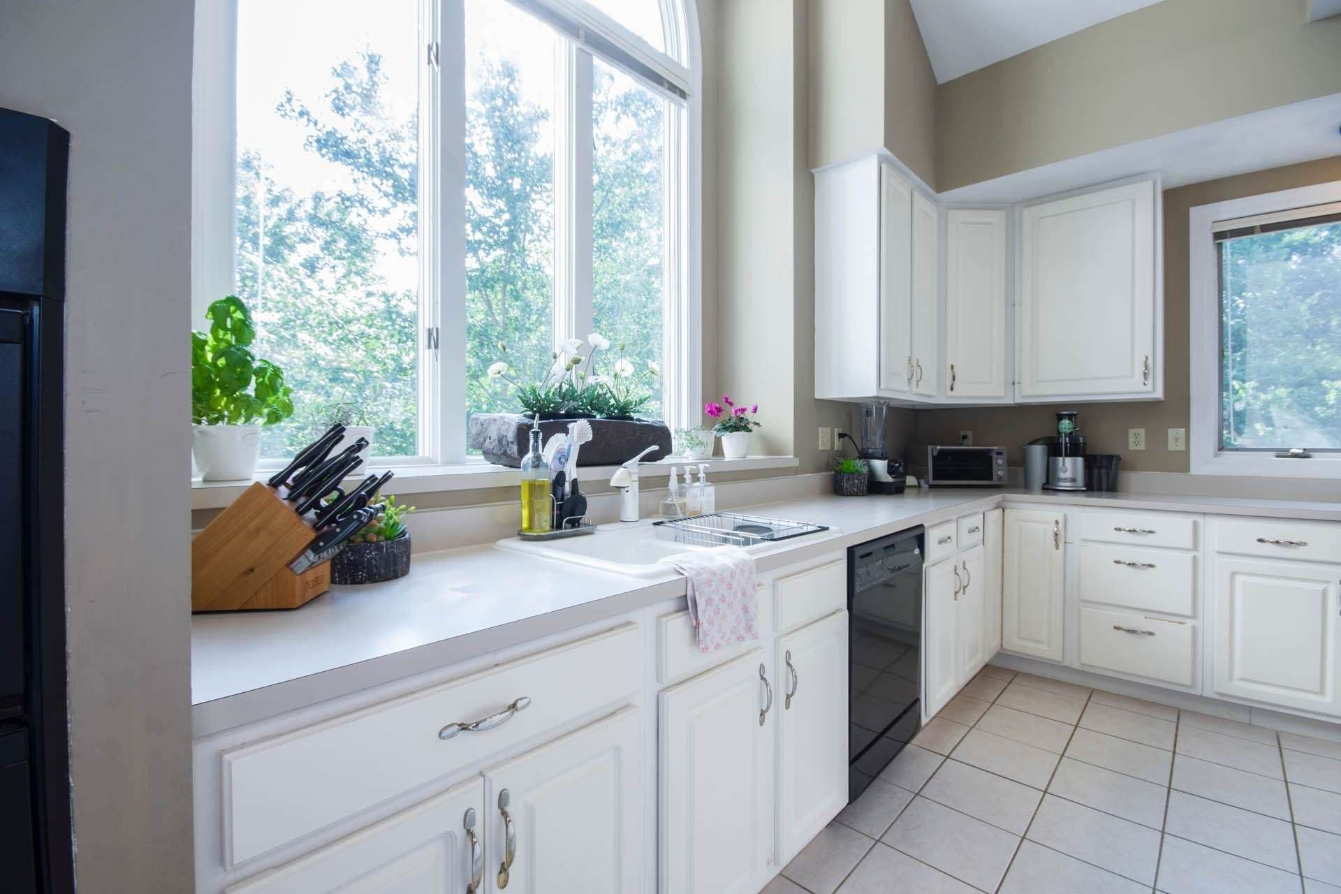 contemporary-counter-daylight-